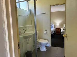 Free toiletries, hair dryer - Spacious Room with Kitchen,WiFi, Easy Access 2 CBD (Mount Ommaney)