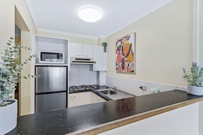 Fridge, microwave, stovetop, toaster - Spacious Room with Kitchen,WiFi, Easy Access 2 CBD (Mount Ommaney)