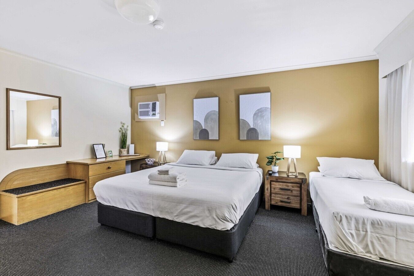 Desk, iron/ironing board, WiFi, bed sheets