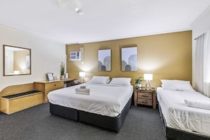 Desk, iron/ironing board, WiFi, bed sheets - Spacious Room with Kitchen,WiFi, Easy Access 2 CBD (Mount Ommaney)
