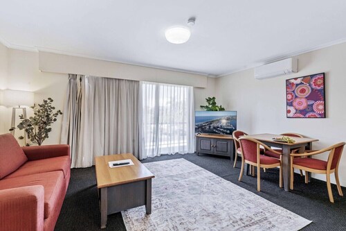 Spacious Room with Kitchen,WiFi, Easy Access 2 CBD