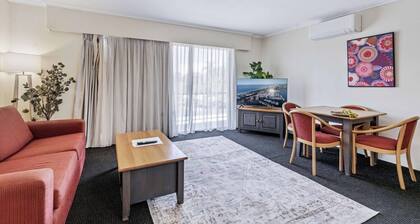 Spacious Room with Kitchen,WiFi, Easy Access 2 CBD