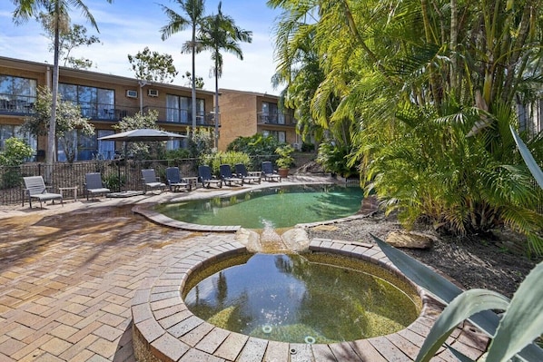 Pool - Spacious Room with Kitchen,WiFi, Easy Access 2 CBD (Mount Ommaney)
