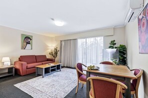 TV - Spacious Room with Kitchen,WiFi, Easy Access 2 CBD (Mount Ommaney)