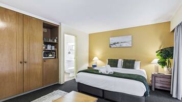 1 bedroom, desk, iron/ironing board, WiFi