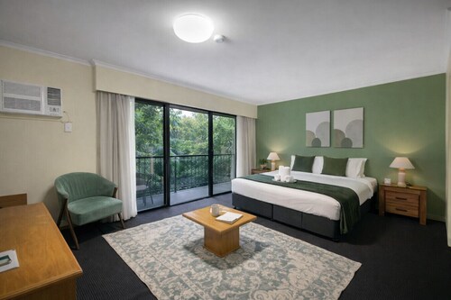 Spacious Room Ideal for Biz & Leisure