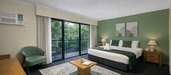 Spacious Room Ideal for Biz & Leisure