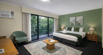 Spacious Room Ideal for Biz & Leisure