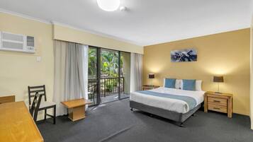 2 bedrooms, desk, WiFi, bed sheets