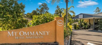 Quiet unit in leafy hotel