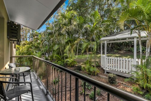 Quiet unit in leafy hotel