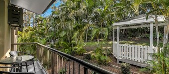 Quiet unit in leafy hotel