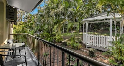 Quiet unit in leafy hotel