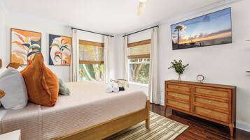 5 bedrooms, desk, iron/ironing board, travel crib