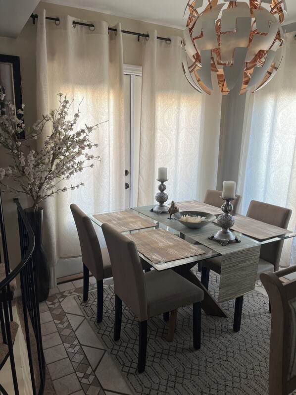 Dining - Charming 2-bedroom condo with WiFi, AC, <10 min from downtown Cincinnati  (Cincinnati)