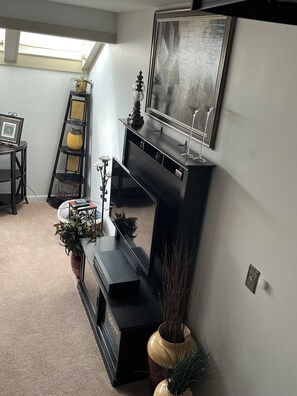 Interior - Charming 2-bedroom condo with WiFi, AC, <10 min from downtown Cincinnati  (Cincinnati)