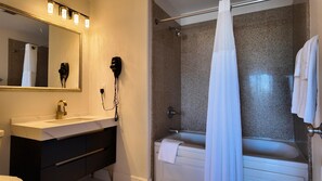 Hårføner og håndklær