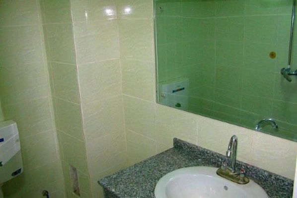 Bathroom - Yiyun Hotel (Jinghong Gaozhuang Xingguang Night Market Branch, Xishuangbanna) (Jinghong)