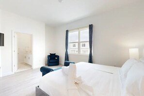 5 bedrooms, desk, iron/ironing board, free WiFi