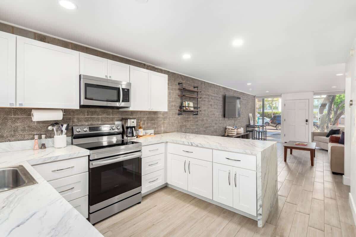 Een koelkast, een microgolfoven, een oven, een kookplaat