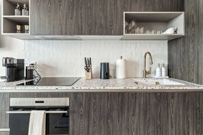 Een koelkast, een microgolfoven, een oven, een kookplaat