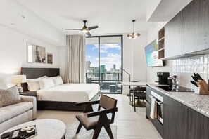 Tabla de planchar con plancha, wifi gratis y ropa de cama