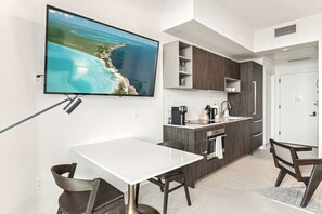 Réfrigérateur, micro-ondes, four, plaque de cuisson