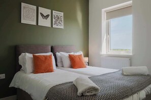 3 bedrooms, iron/ironing board, free WiFi, bed sheets - Pristine and Modern Home away from Home (Northampton)