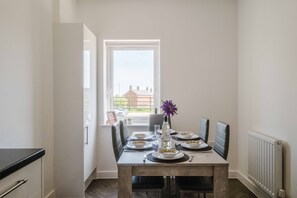 Dining - Modern & comfy 3 bed house (Northampton)