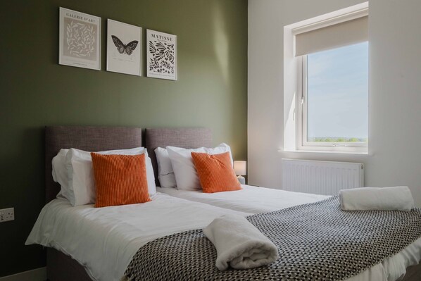 3 slaapkamers, een strijkplank/strijkijzer, gratis wifi, beddengoed