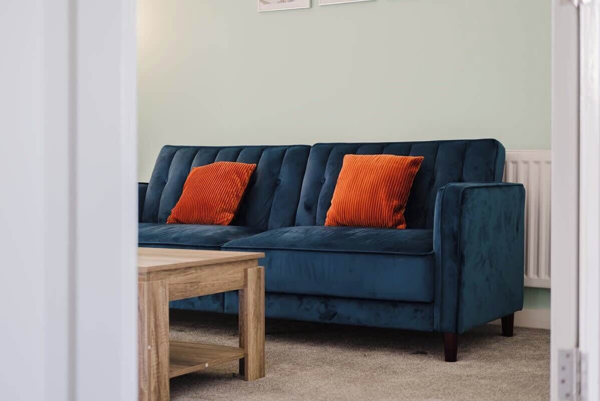 Large 3 Bed Home With 2 Living Areas & Sofa Bed - Northampton, UK