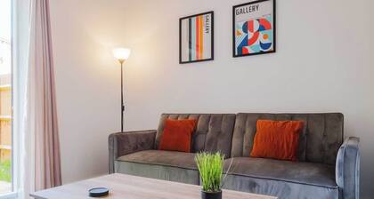 Spacious 3 Bed Home With 2 Living Areas & Sofa Bed