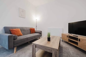 TV - Brand new home with comfy and modern facilities (Northampton)