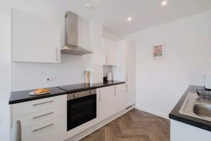 Réfrigérateur, four à micro-ondes, un four, surface de cuisson