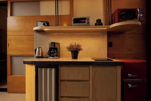 Refrigerador, microondas, parrilla de estufa y cafetera y tetera