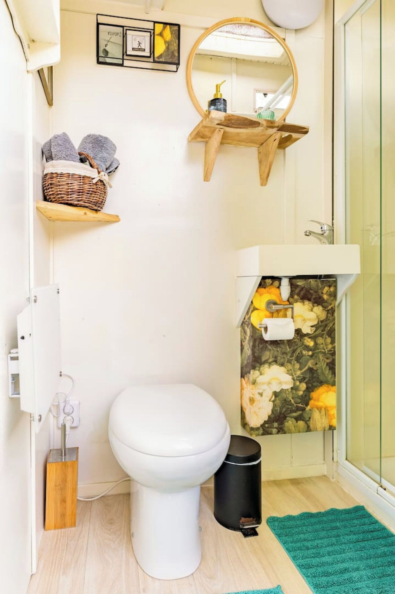 Een kleine badkamer met toilet, wastafel en douche.