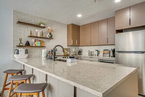 Réfrigérateur, micro-ondes, plaque de cuisson, lave-vaisselle