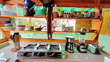 Kylskåp, spishäll, kaffe- och tebryggare och mixer
