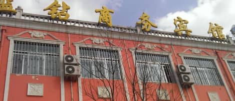 Un edificio con grandes ventanales y fachada roja.