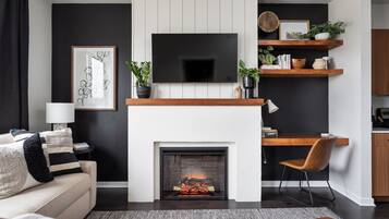 TV connectée, cheminée, livres