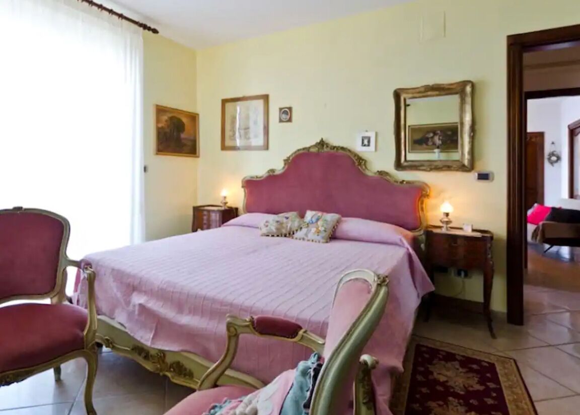 2 habitaciones, escritorio y tabla de planchar con plancha 