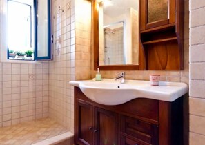 Shower, hair dryer, bidet, towels - Miriam Sea Front Apartment with SPA  (Giardini Naxos)