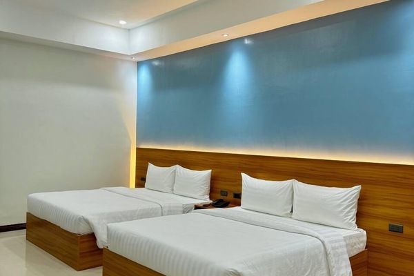 Habitación cuádruple | Caja de seguridad en la habitación y cortinas blackout