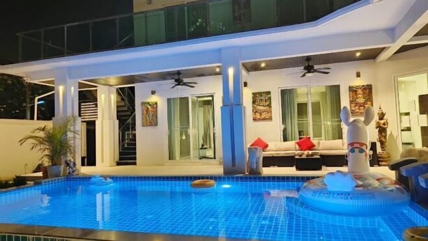 A modern house with a swimming pool, a balcony, and a staircase leading to the upper floor. - Wan D Villa Pattaya (Pattaya)