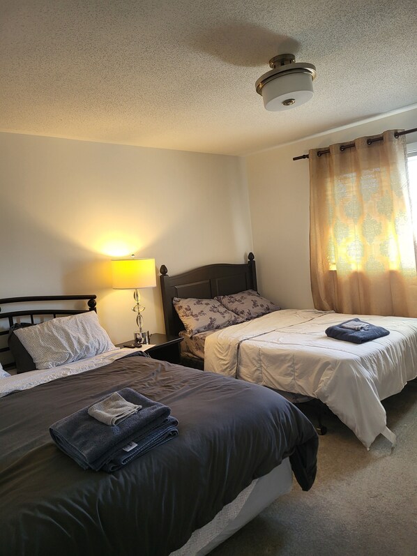 Room, 1 Queen Bed, Non Smoking | Iron/ironing board, free WiFi