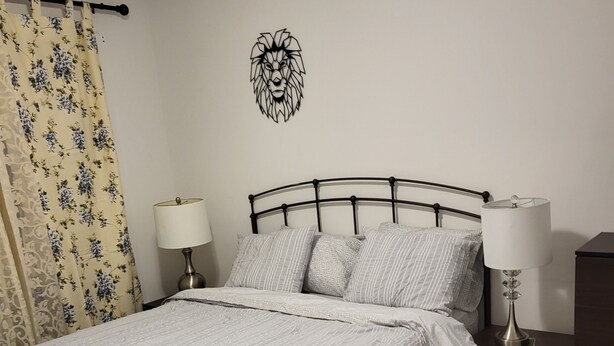 Comfort Room | Iron/ironing board, free WiFi - Minutes from Ottawa Airport Short-Term (Ottawa)