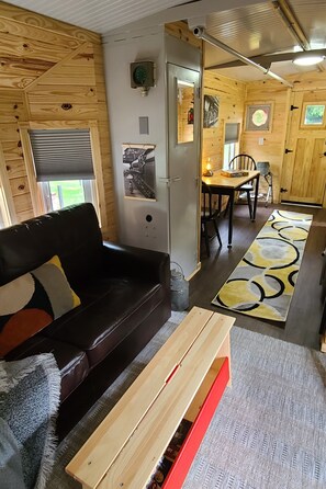 Smart TV - Authentic Train Caboose!  5 min to Desoto Falls, Park, Mentone & LT River Canyon (Valley Head)