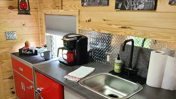 Jääkaappi, mikroaaltouuni, uuni, astianpesukone