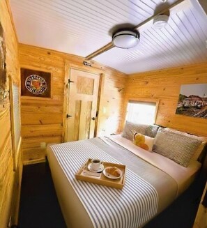 2 bedrooms, free WiFi, bed sheets - Authentic Train Caboose!  5 min to Desoto Falls, Park, Mentone & LT River Canyon (Valley Head)
