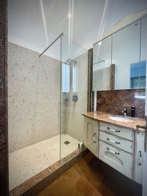 Dusche, Haartrockner, Handtücher, Seife